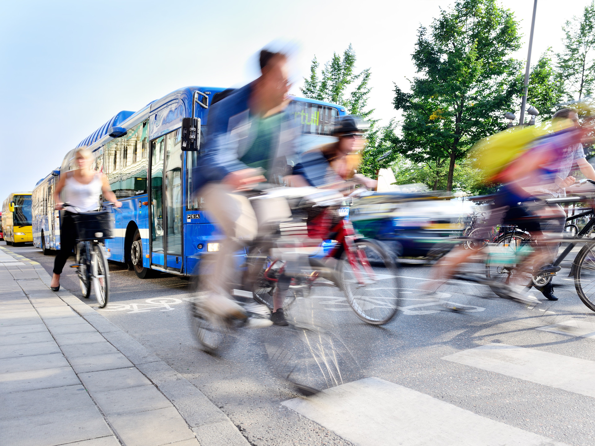 Radfahrer, Busse, Autos und Zebrastreifen im Straßenverkehr