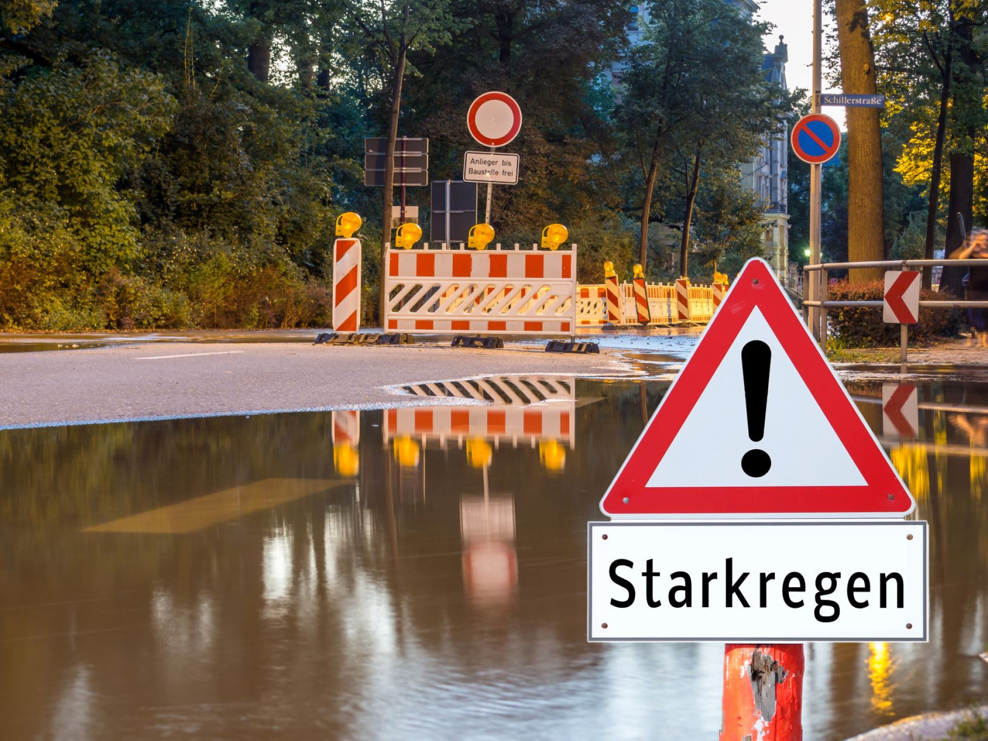 Durch Starkregen überflutete Straße.