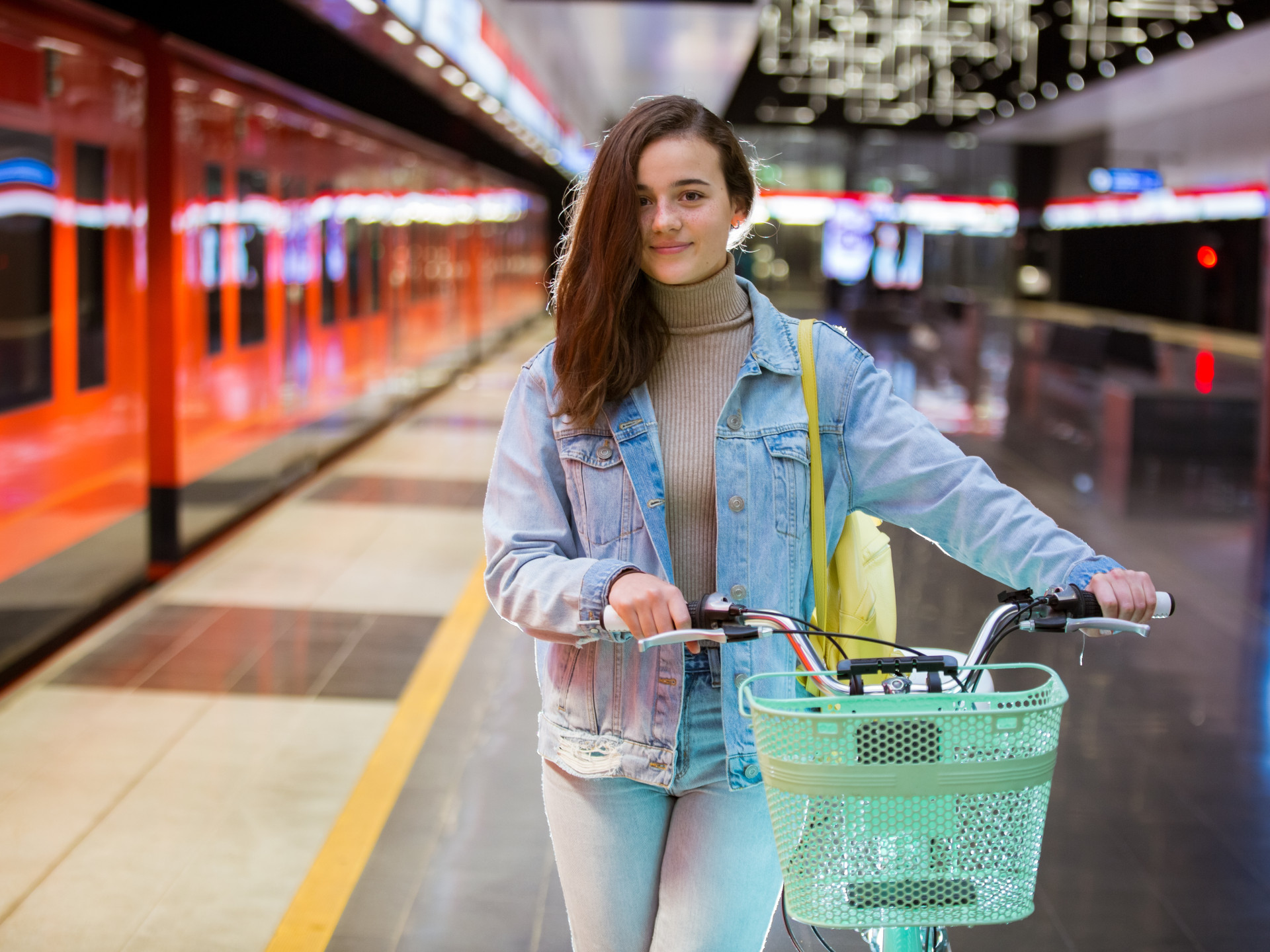 Faru mit Fahrrad vor Bahn