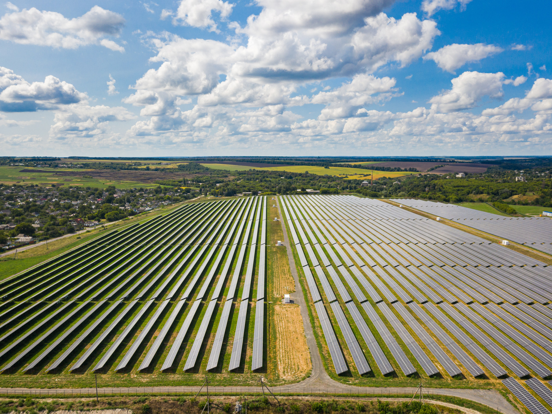 Luftaufnahme der Solarmodule in Kamianka, Ukraine