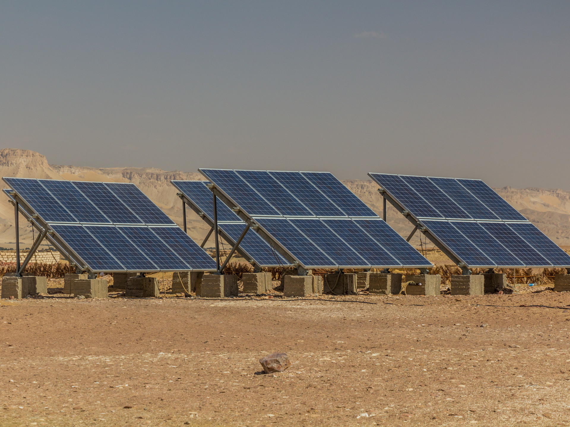 Sonnenkollektoren in der Oase Dakhla, Ägypten