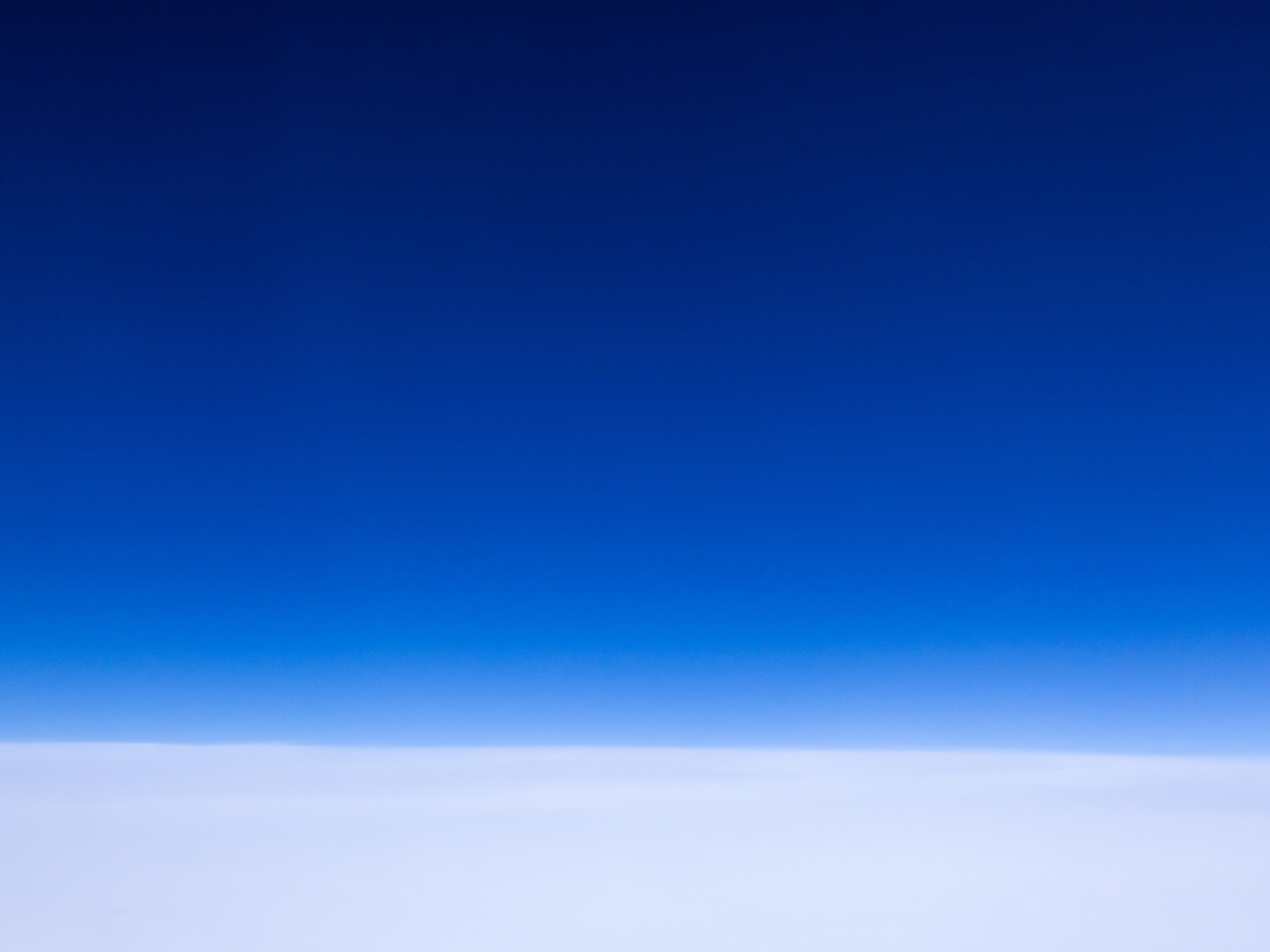 Wolkenblick aus dem Flugzeug von 10.000 m Höhe