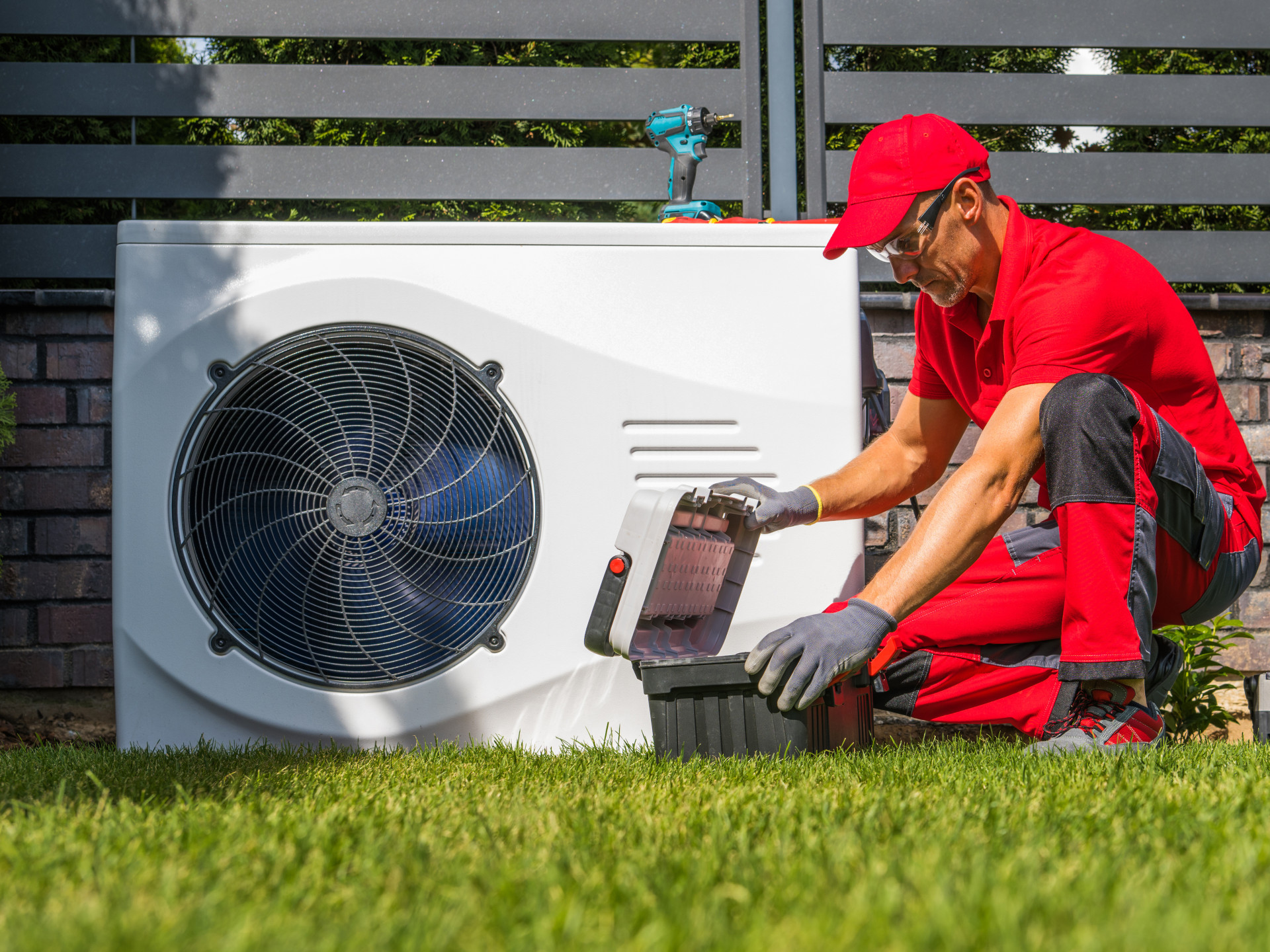 Techniker bei der Installation einer Wärmepumpe