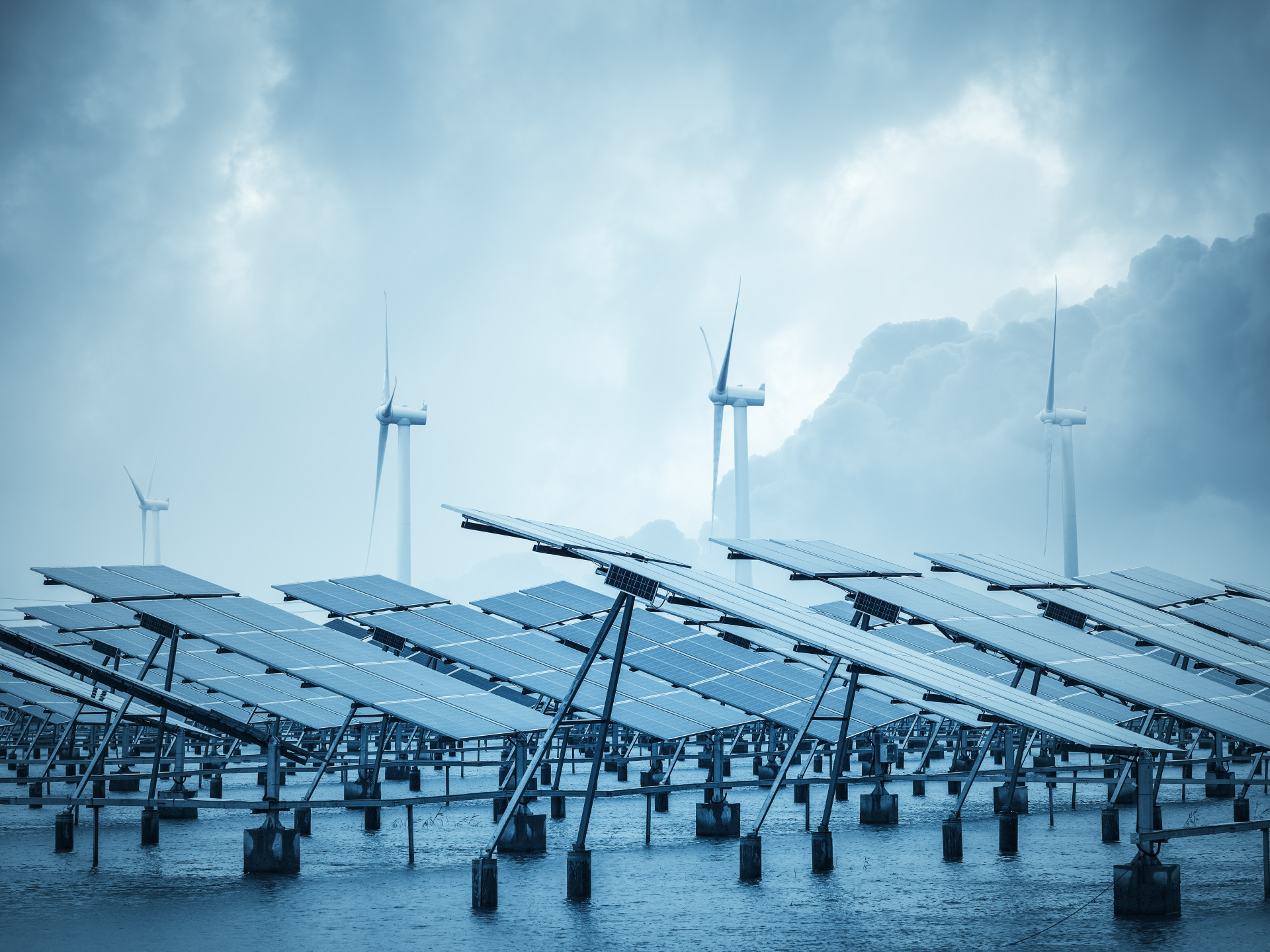 Solarpanele und Windräder bei schlechtem Wetter.