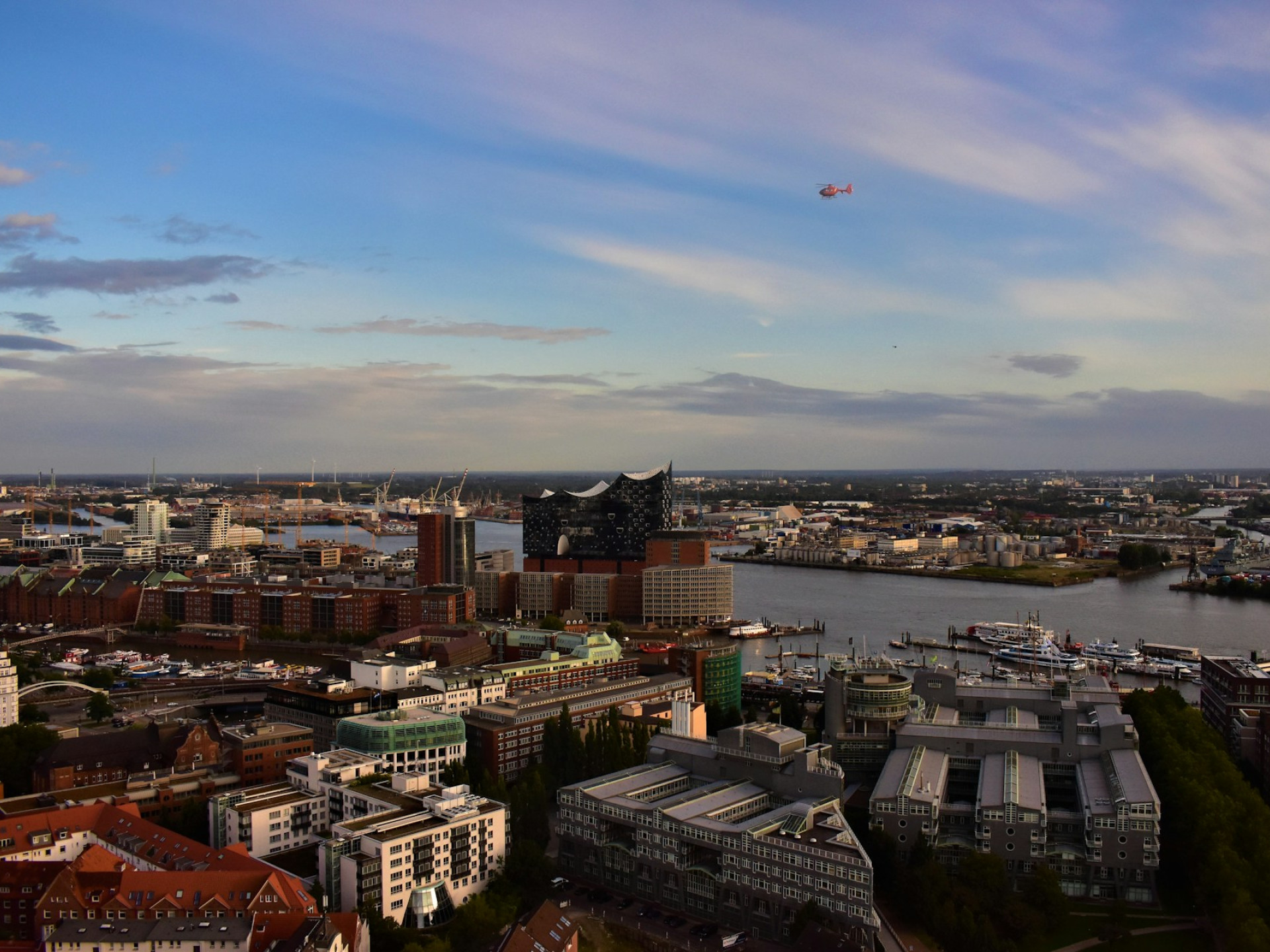 Hamburg mit Elbphilharmonie