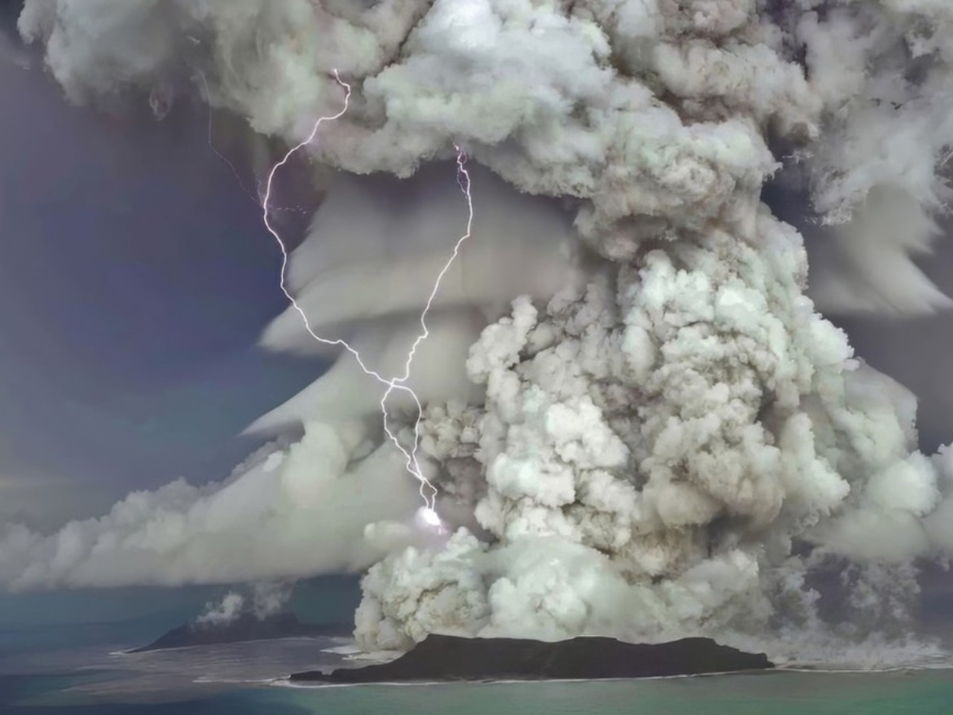 Der Ausbruch des Unterwasser-Vulkans Hunga Tonga–Hunga Haʻapai