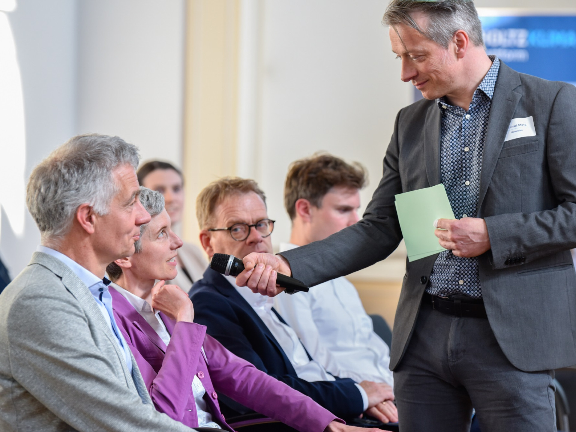 Veranstaltung im Format einer Unterhausdebatte im Festsaal Luisenstraße in Berlin