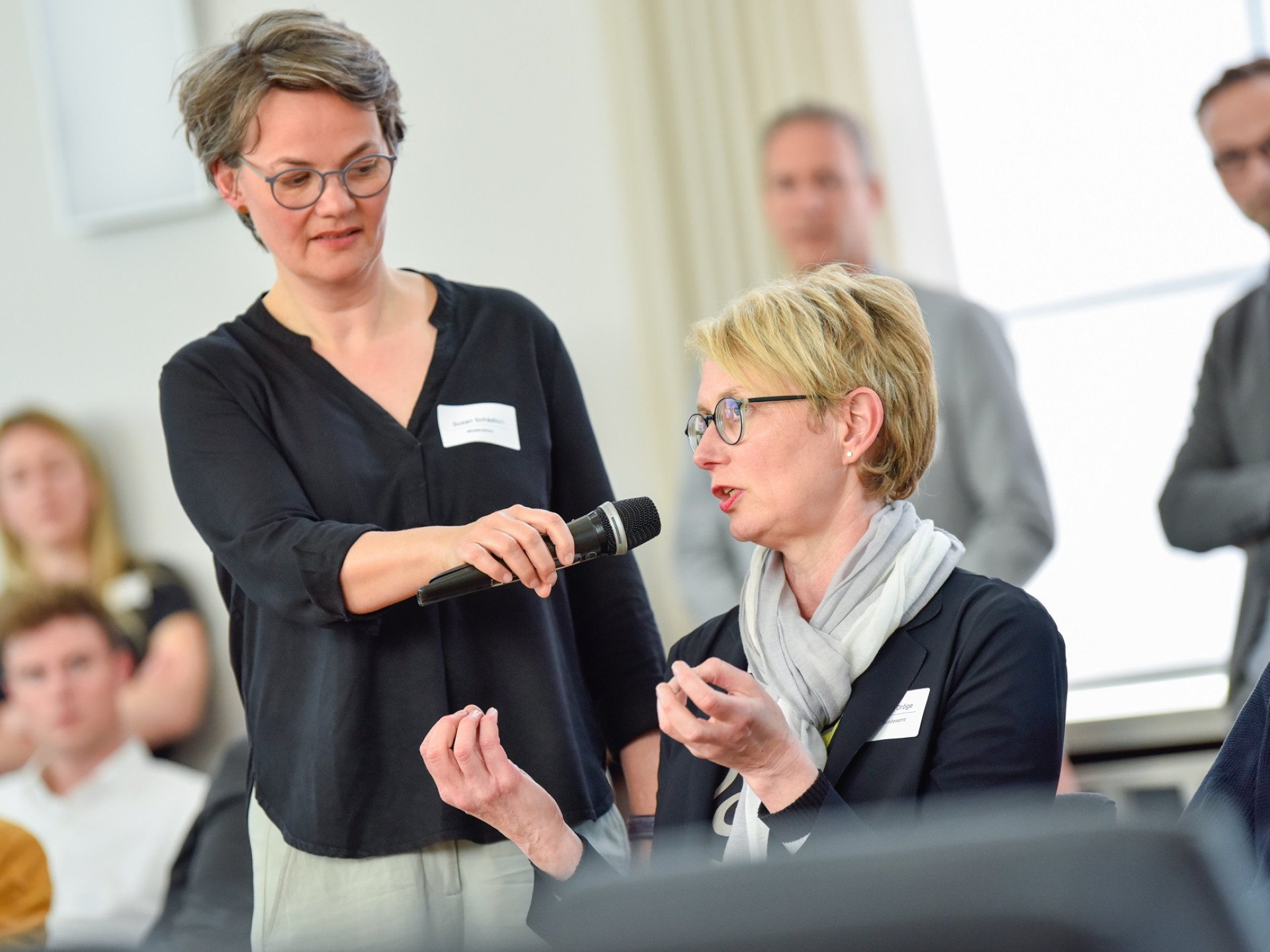 Veranstaltung im Format einer Unterhausdebatte im Festsaal Luisenstraße in Berlin