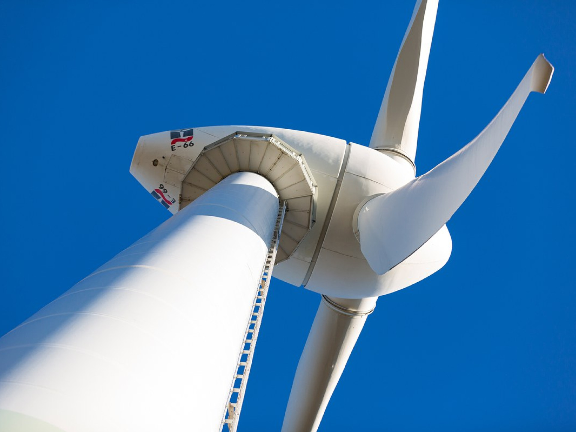 Der Ausbau der Windenergie hat Auswirkungen auf Umwelt, Gesellschaft, Wirtschaft und andere Bereiche.