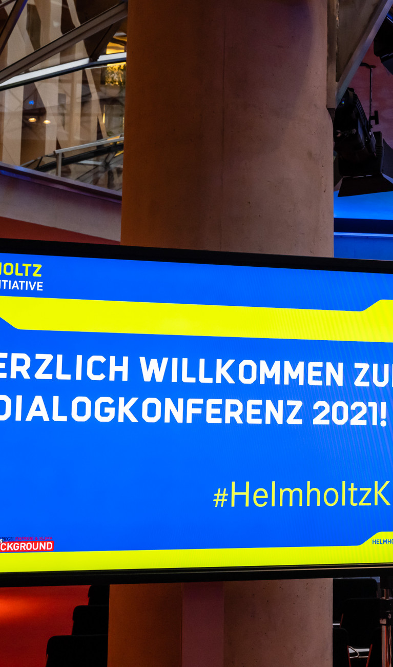 Begrüßungsworte zur Konferenz auf zwei Monitoren eingespielt