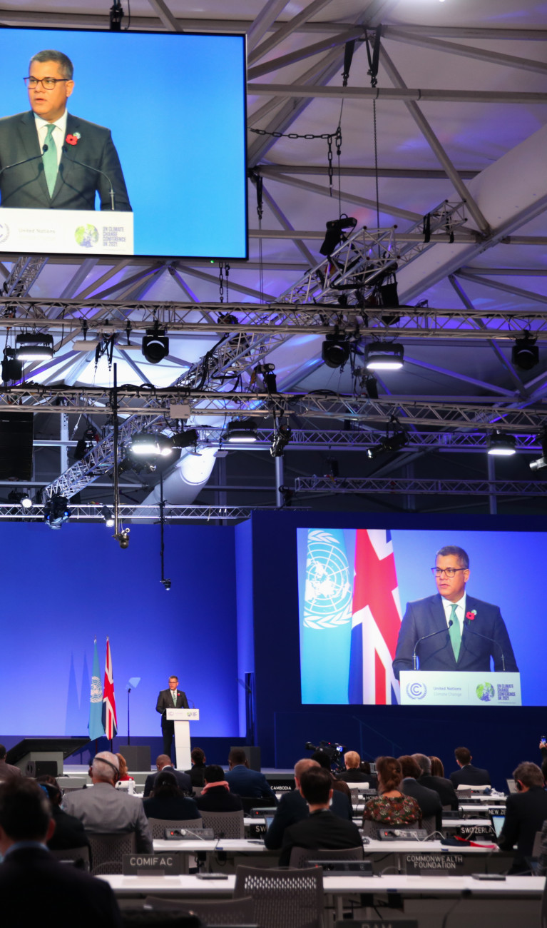 Alok Sharma spricht auf dem Podium der Weltklimakonferenz in Glasgow.