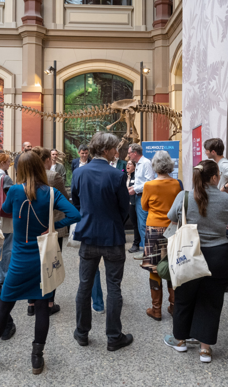 Eine Gruppe von Menschen vor einem Saurierskelett im Museum für Naturkunde 