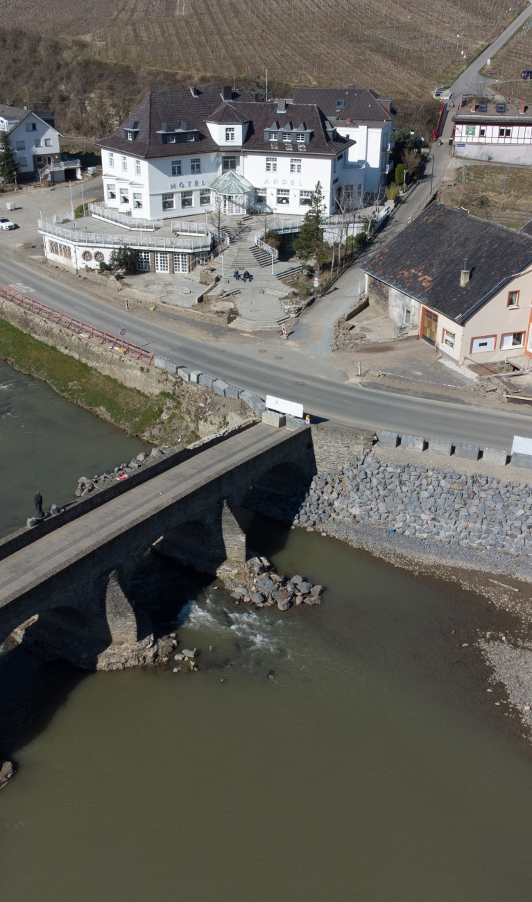 Die zerstörte, historische Bogenbrücke über die Ahr 