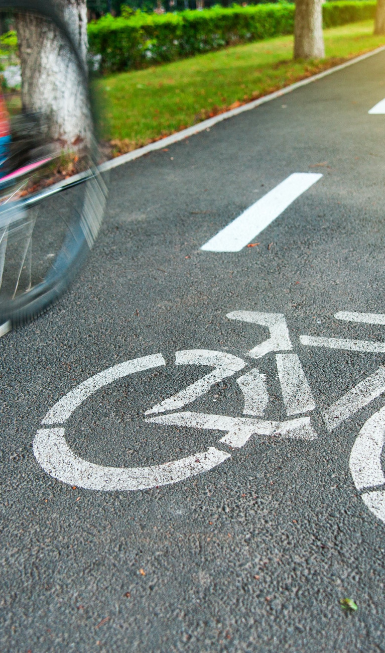 Ein Fahrradweg im Grünen