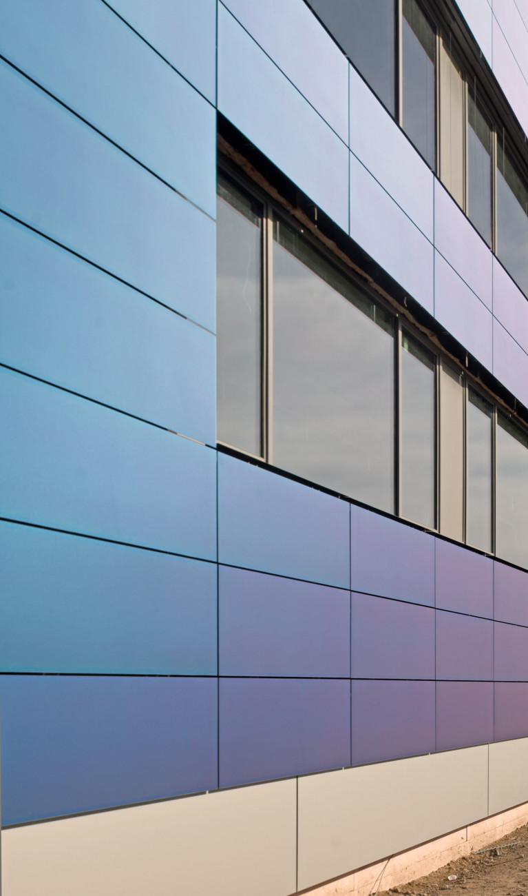 blaue Solarzellenpanele an der Fasse einer Produktionshalle