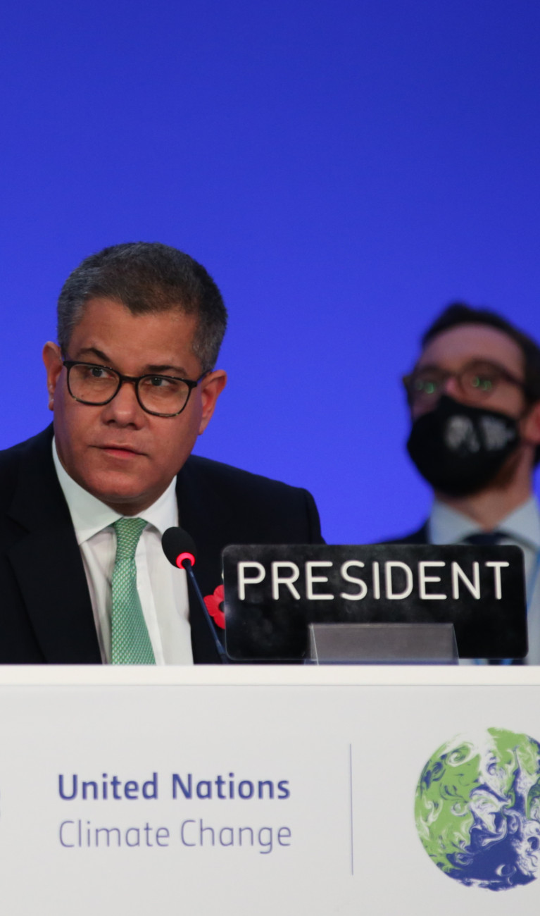 Auf dem Podium des Weltklimagipfels in Glasgow sitzt dessen Präsident Alok Sharma.