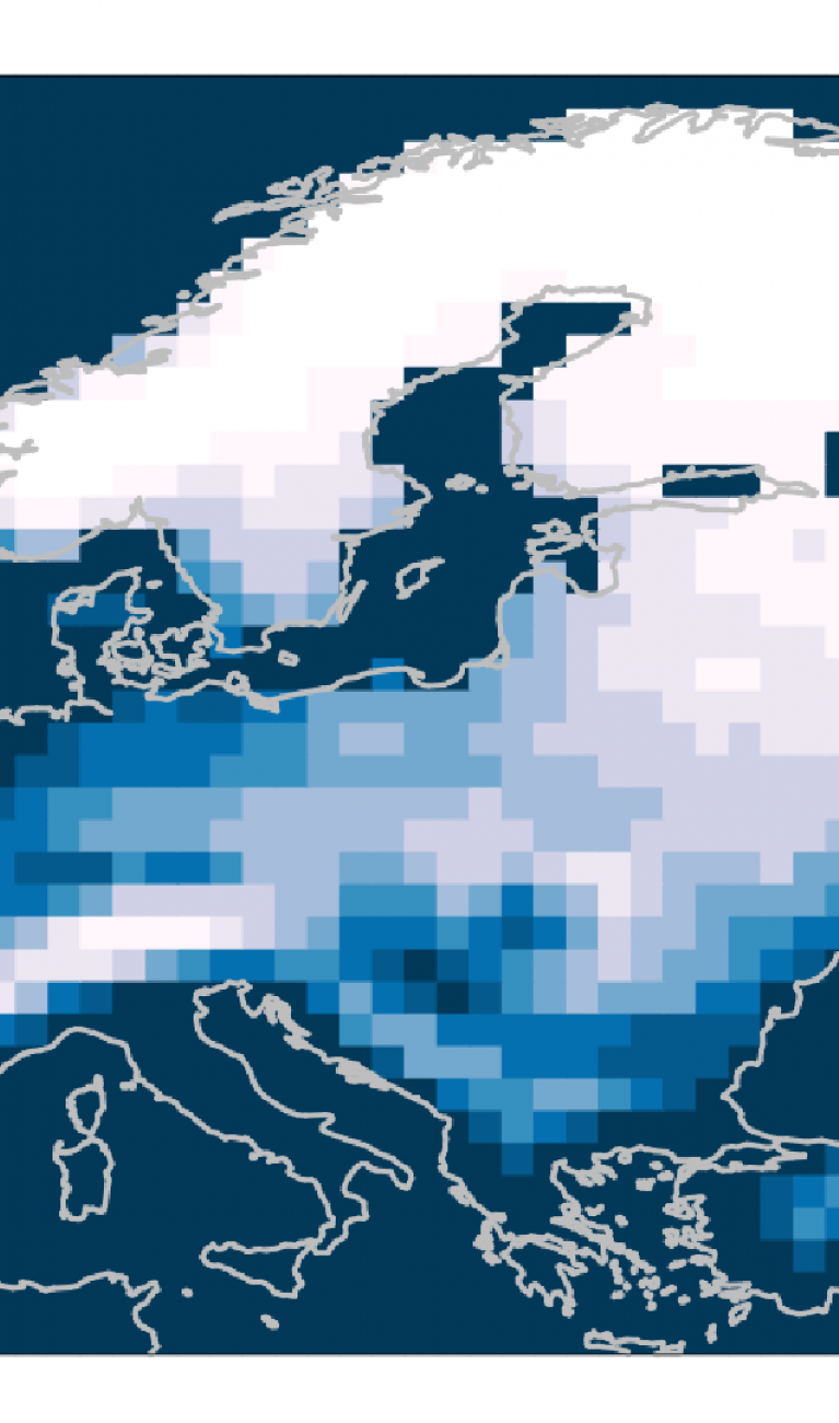 Karte von Europa, die auf einer Farbskala von Weiß bis Blau zeigt, welche Wahrscheinlichkeiten im Modell für Schnee bei der globalen Erwärmung von 2 Grad bestehen