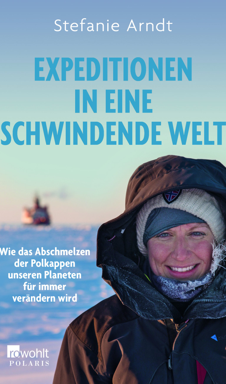 Buchcover mit Stefanie Arndt in warmer Kleidung, im Hintergrund ein Schiff.
