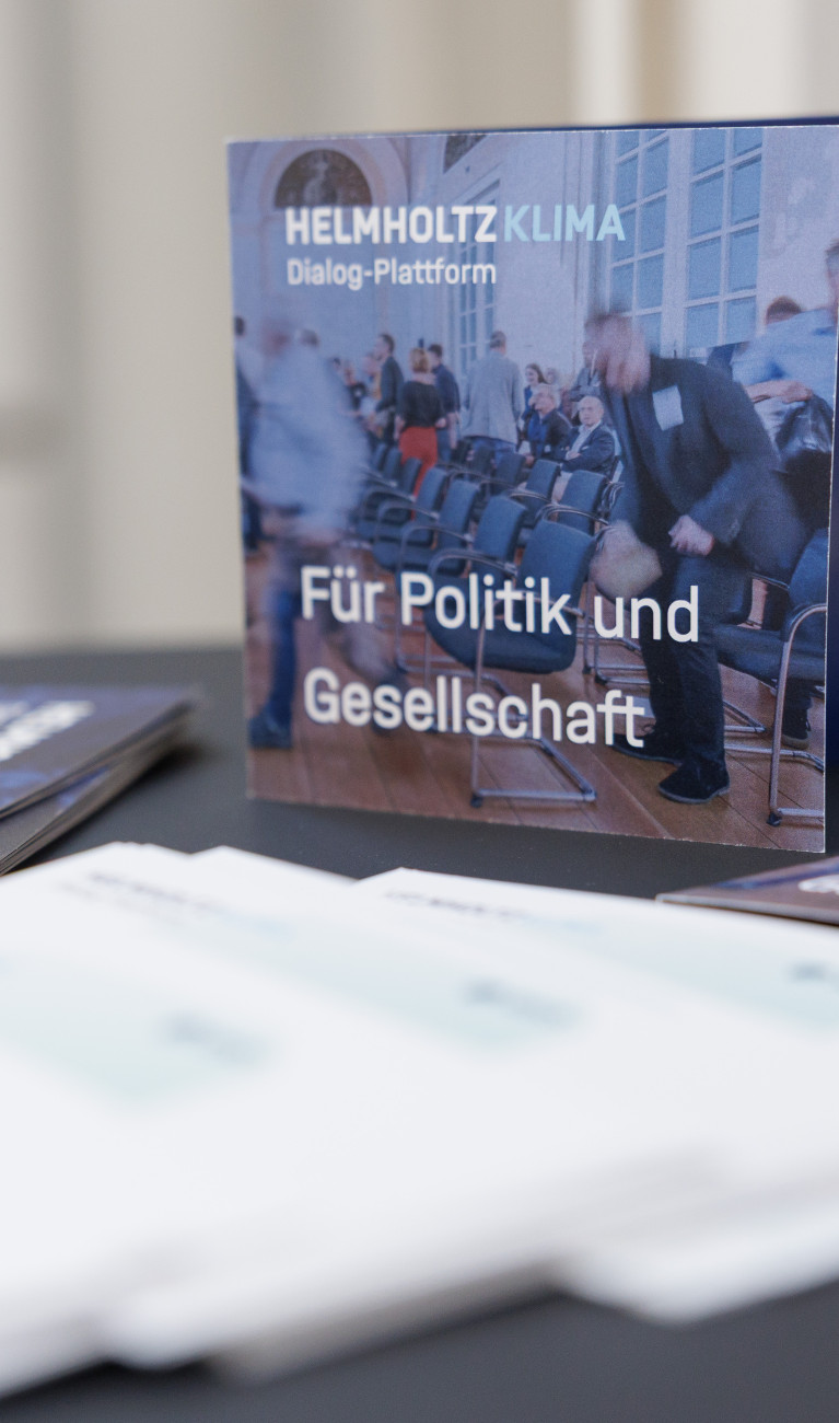 Flyer auf einem Tisch