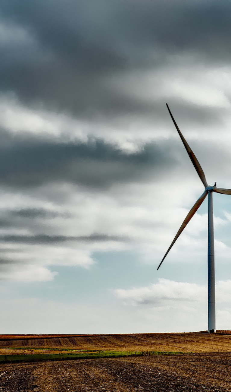 Windräder auf Stoppelfeld