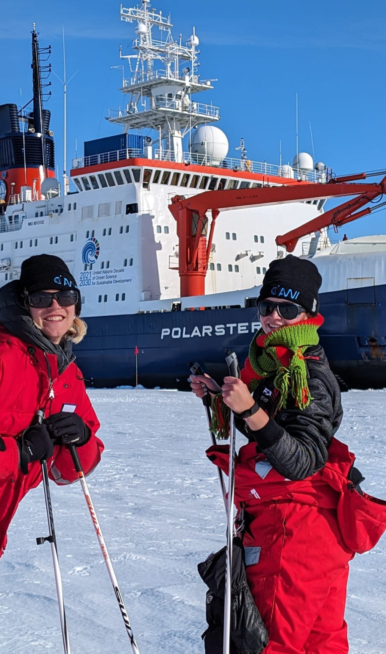 Expeditionsteilnehmende vor der Polarstern