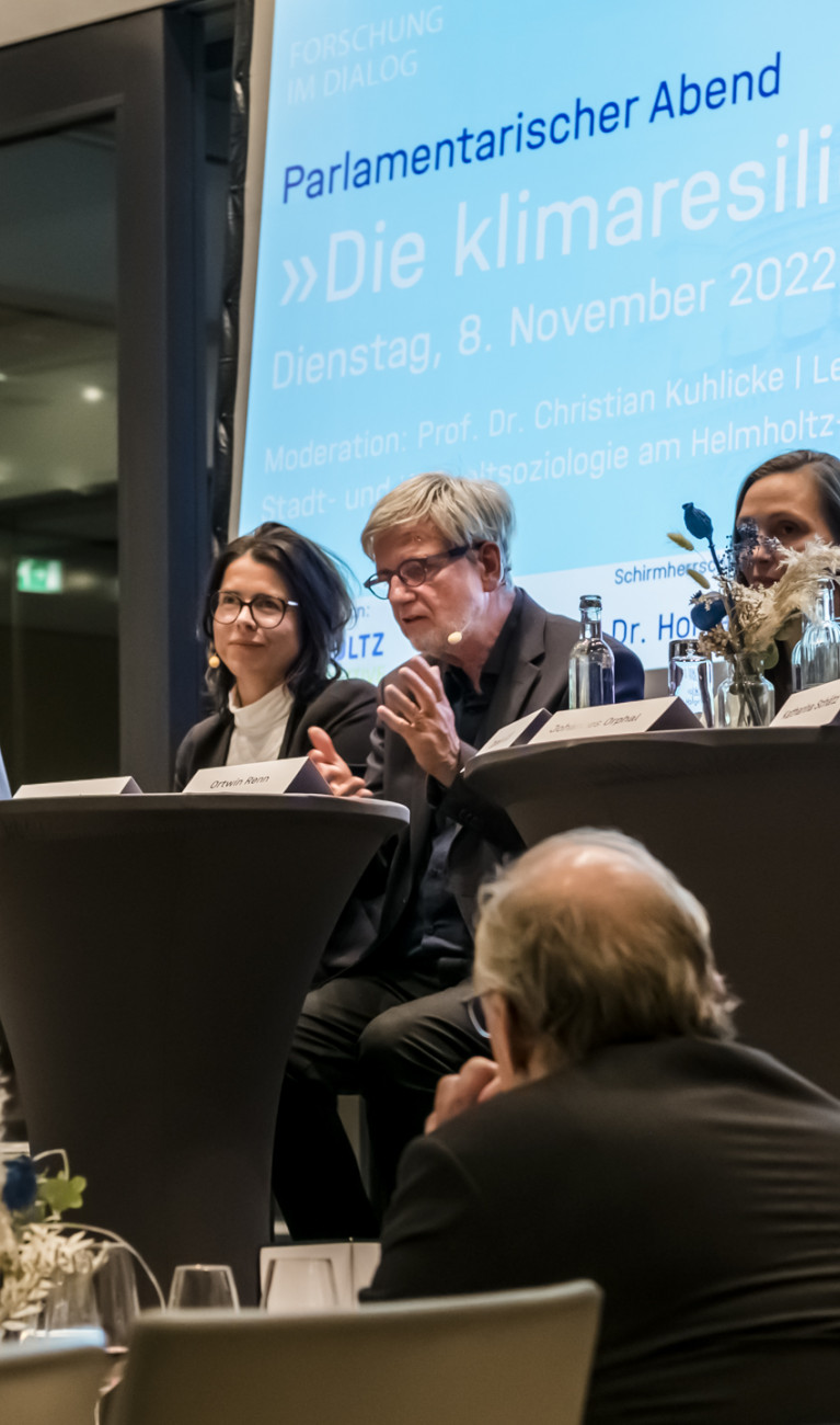 Podium mit Christian Kuhlicke, Katrin Zschau, Ortwinn Renn, Carolin Süß, Johannes Orphal, Katharina Schätz