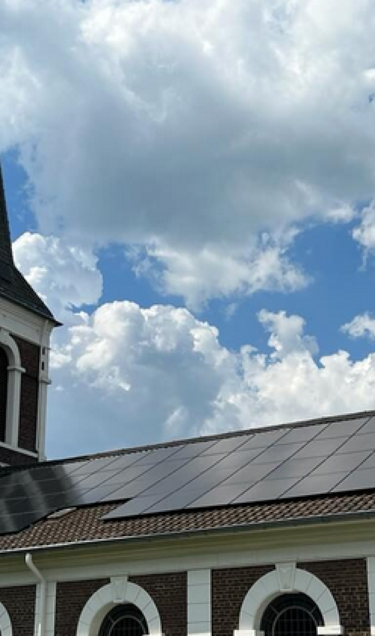 Consisting of 74 glass-glass modules. A church roof in Erkrath.