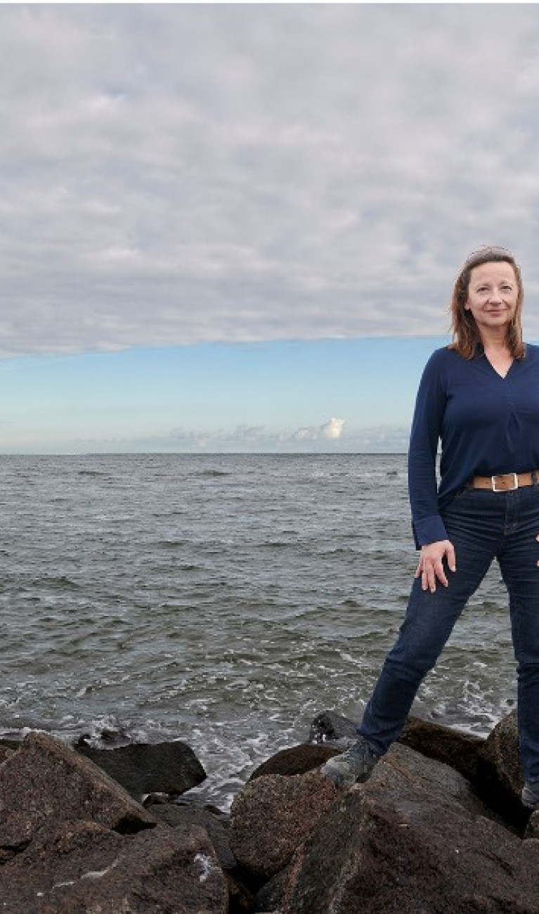 Nah am Wasser. Dr. Anja Engel vom Helmholtz Zentrum für Ozeanforschung Kiel (GEOMAR) am Ostseestrand von Heidkate in der Nähe von Schönberg / Schleswig Holstein. Aufnahme von Andreas Pohlmann im September 2021. 