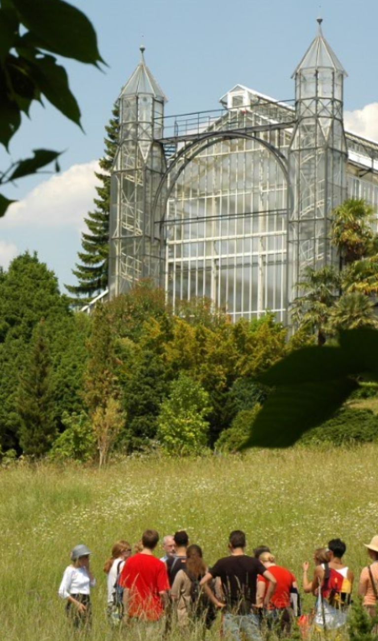 Führung im Botanischen Garten Berlin, im Hintergrund das Mittelmeergewächshaus