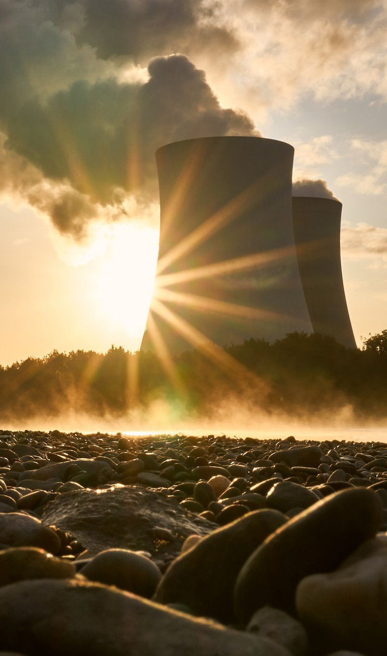 Atomkraftwerk im Sonnenuntergang