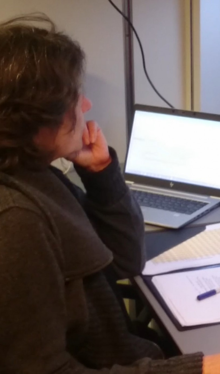 Melanie Bergmann in front of computer screens on a research vessel