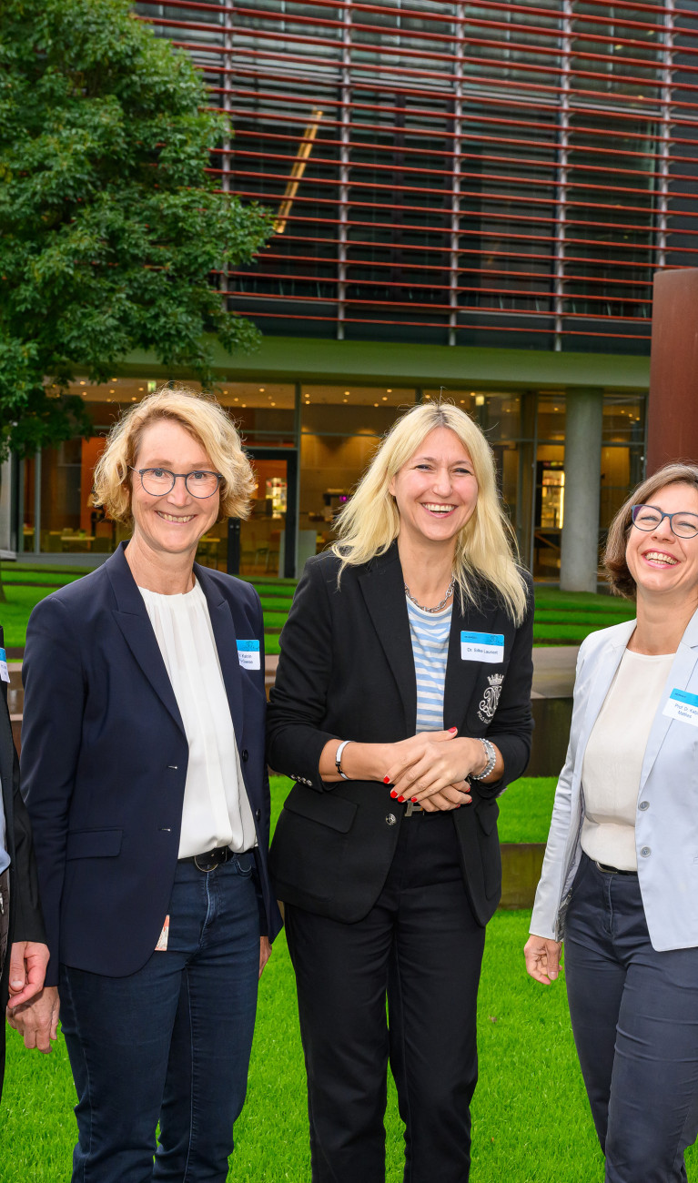 Helmholtz-Expert_innen und Schirmherrin Dr. Silke Launert