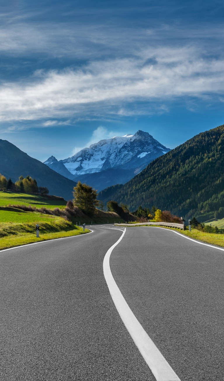 Passstrasse in den Schweizer Alpen