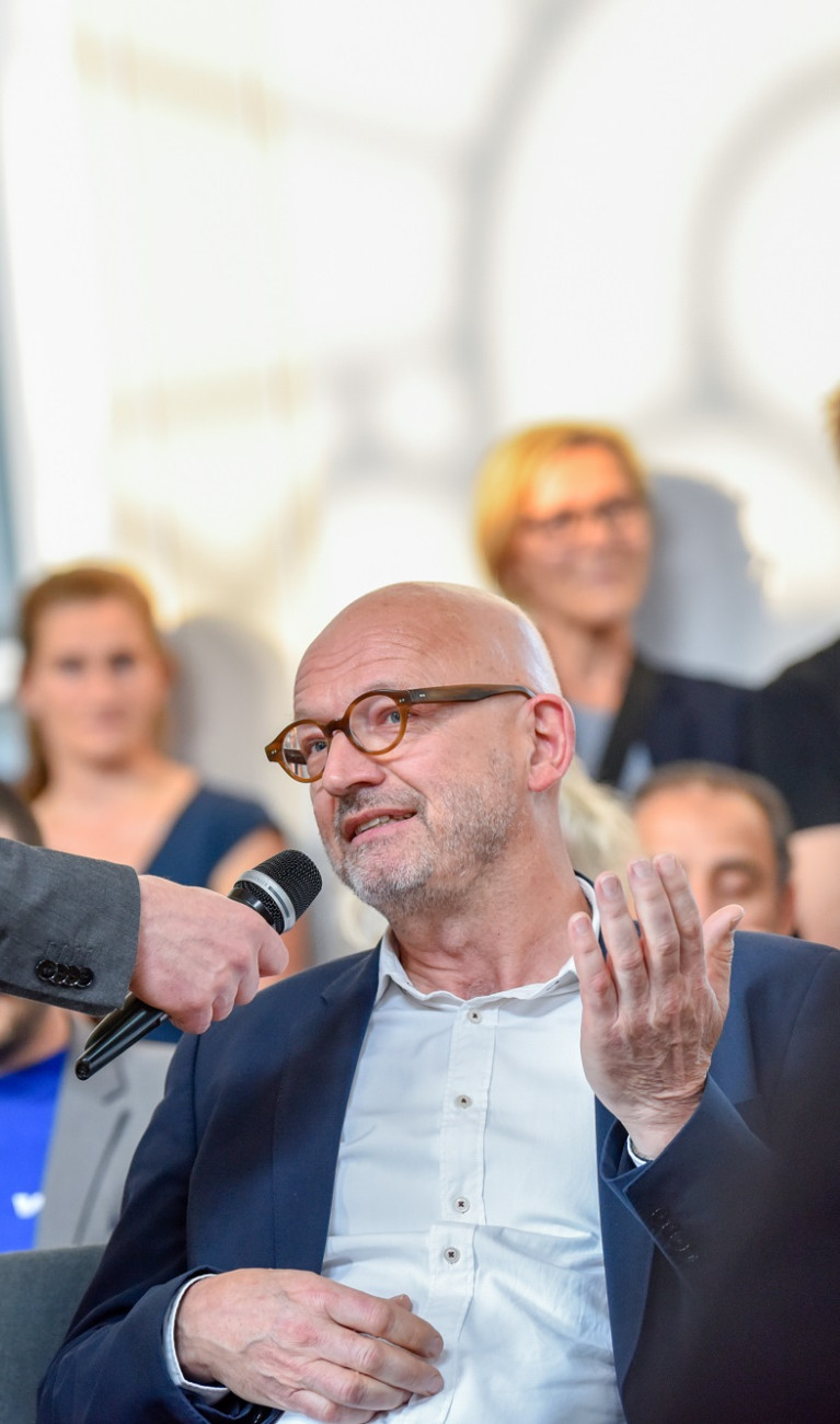 Veranstaltung im Format einer Unterhausdebatte im Festsaal Luisenstraße in Berlin