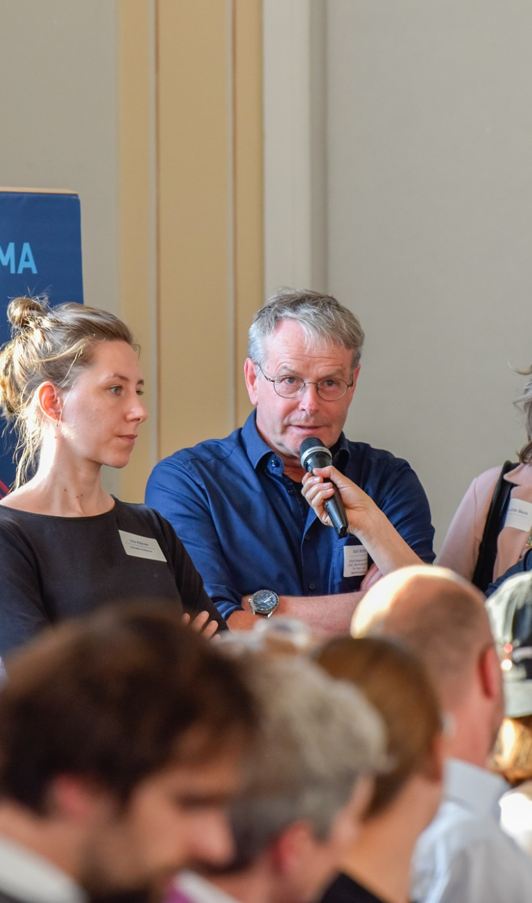 Veranstaltung im Format einer Unterhausdebatte im Festsaal Luisenstraße in Berlin