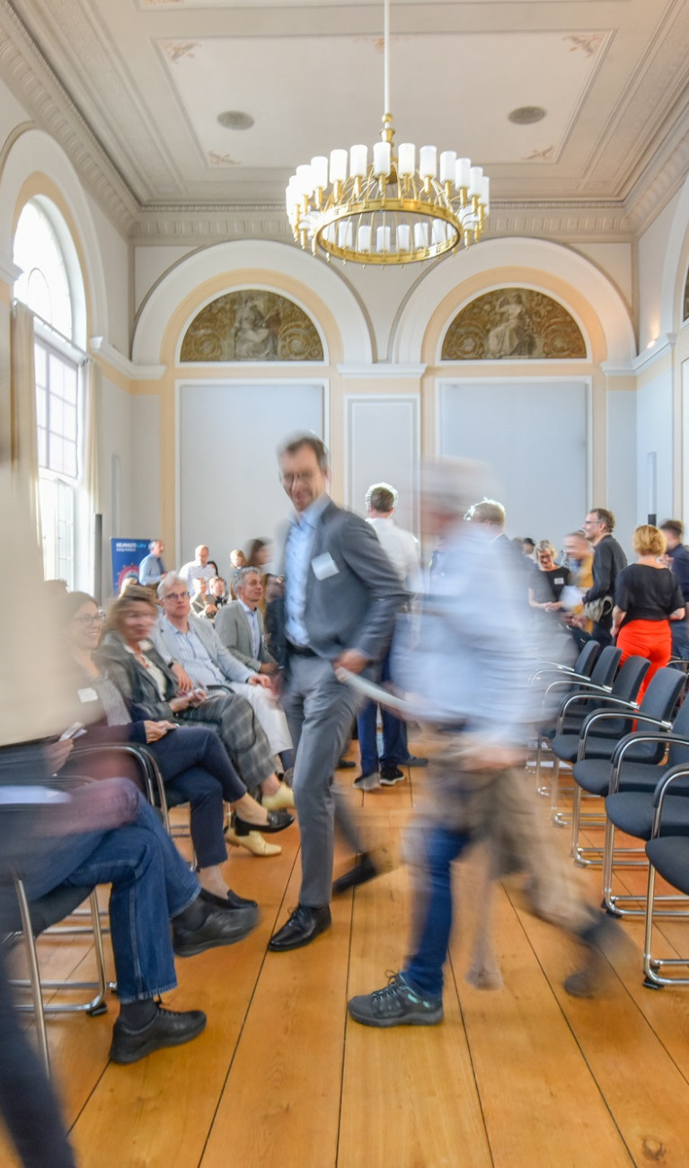 Veranstaltung im Format einer Unterhausdebatte im Festsaal Luisenstraße in Berlin