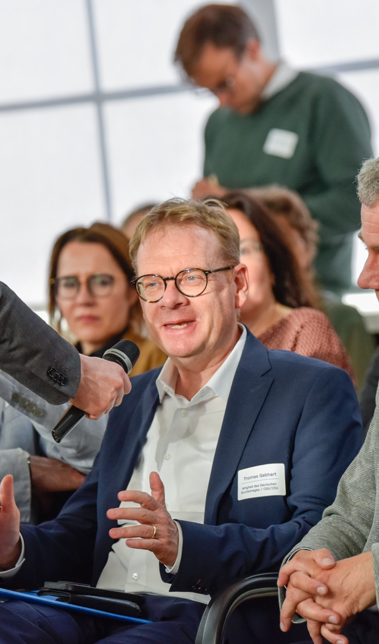 Veranstaltung im Format einer Unterhausdebatte im Festsaal Luisenstraße in Berlin