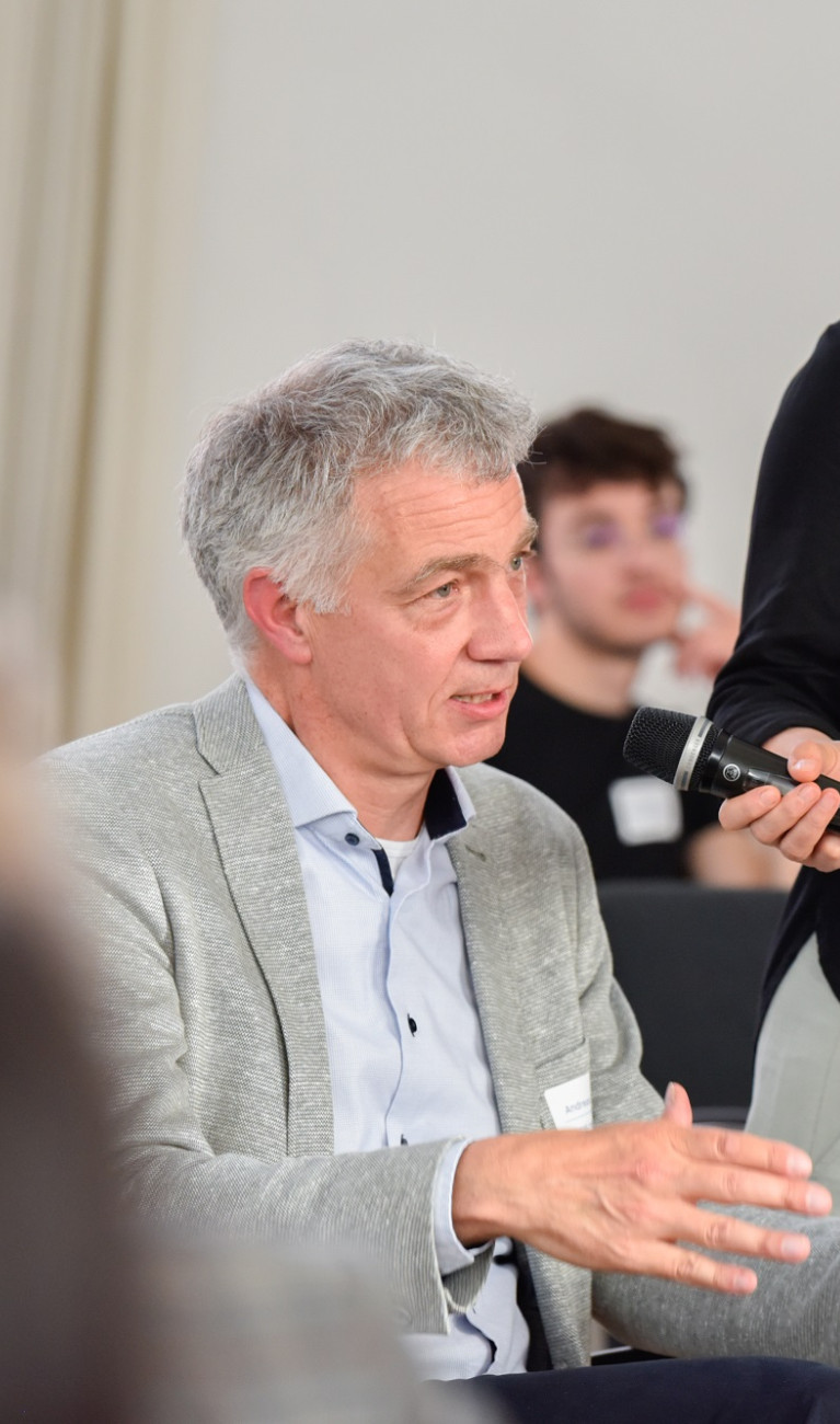 Veranstaltung im Format einer Unterhausdebatte im Festsaal Luisenstraße in Berlin