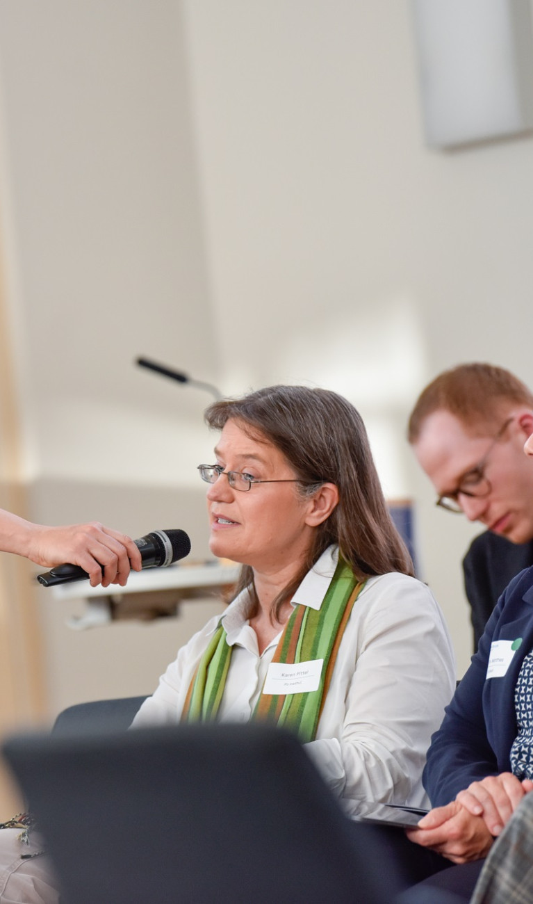 Veranstaltung im Format einer Unterhausdebatte im Festsaal Luisenstraße in Berlin