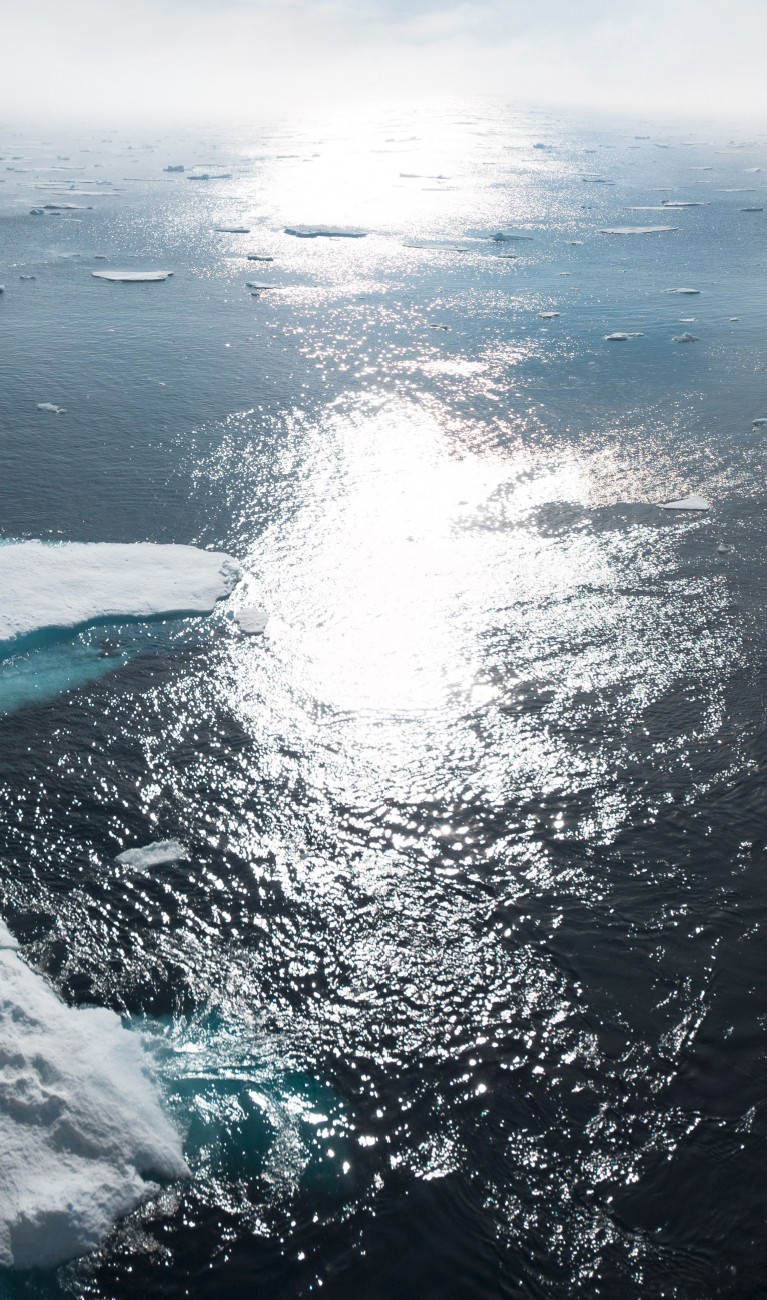 vereinzelte Eisschollen im Meer in der Sonne