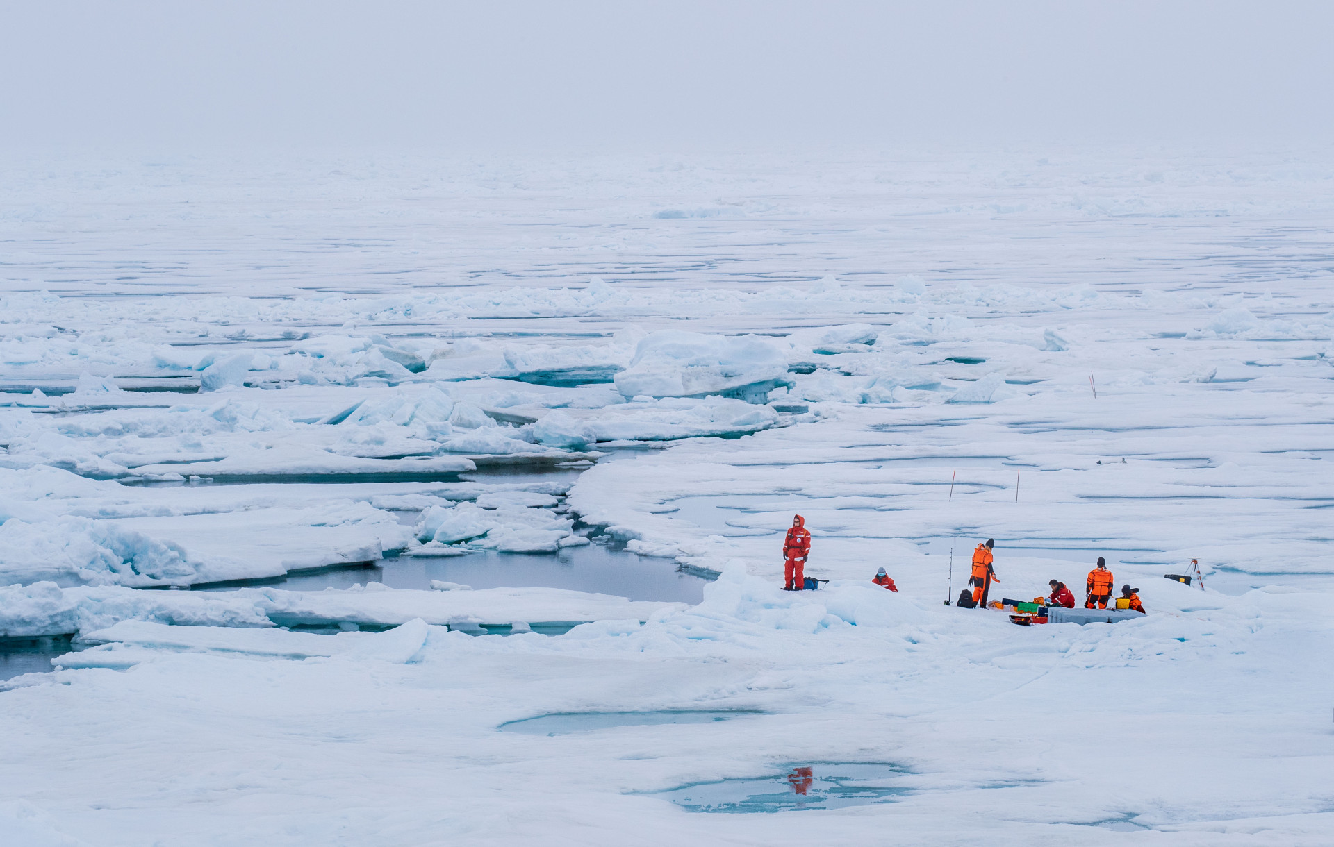 Forscher, die Proben auf einer Eisfläche der Arktis nehmen