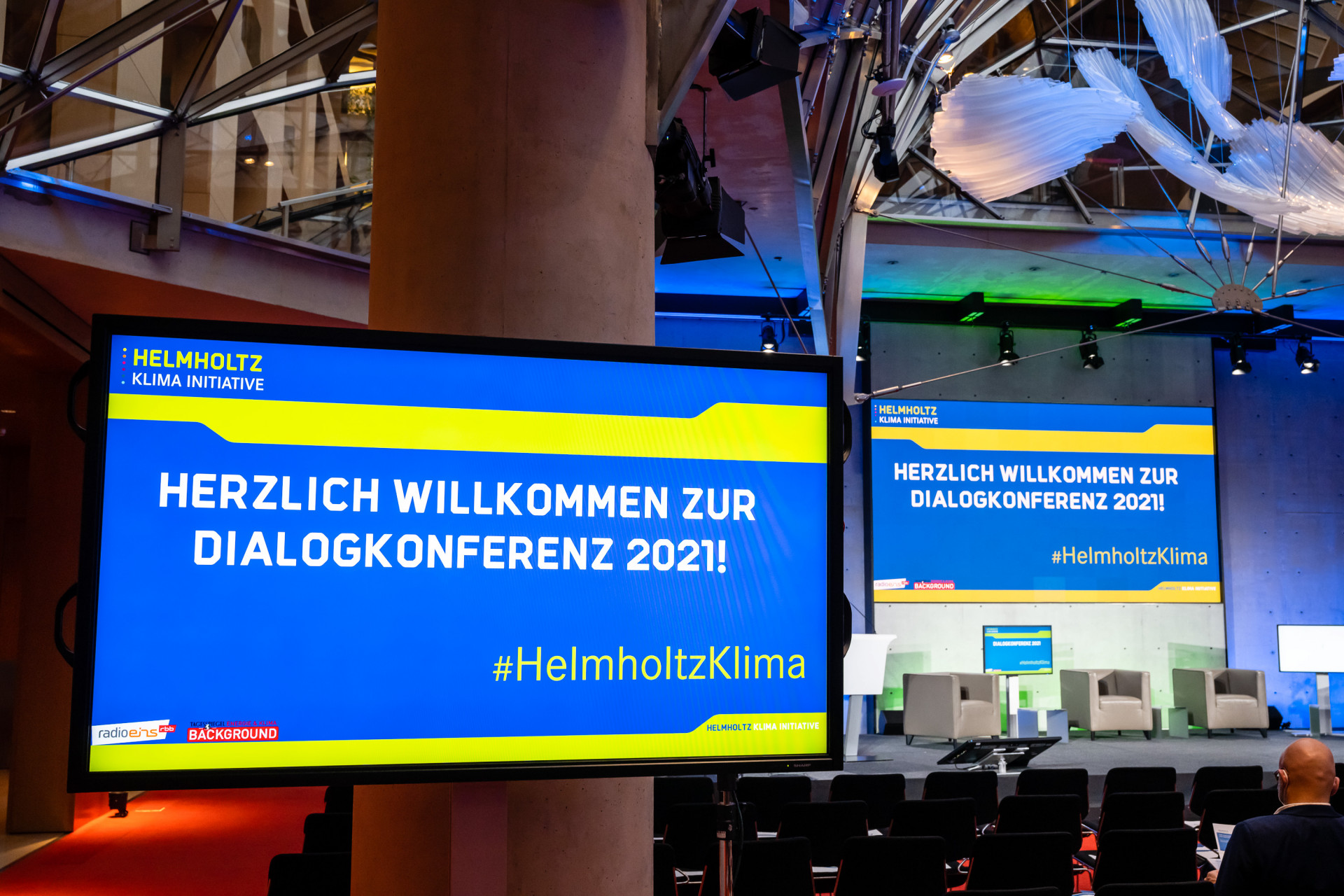 Begrüßungsworte zur Konferenz auf zwei Monitoren eingespielt