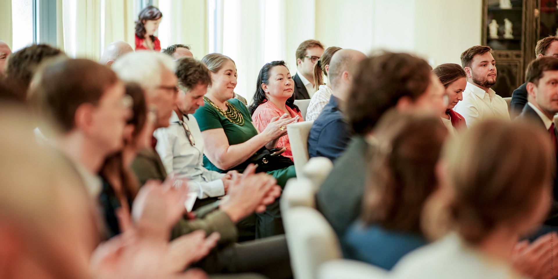 Publikum applaudiert in der französischen Botschaft