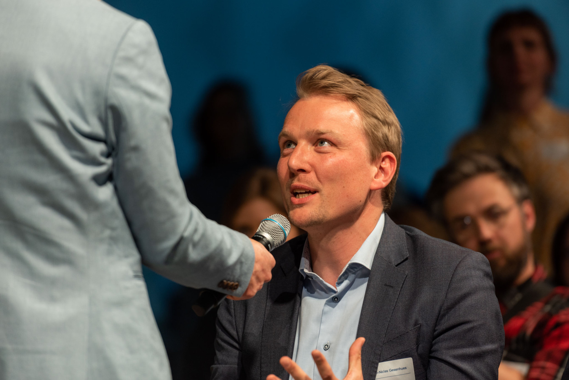 Dr. Jan-Niclas Gesenhues spricht in ein Mikrofon