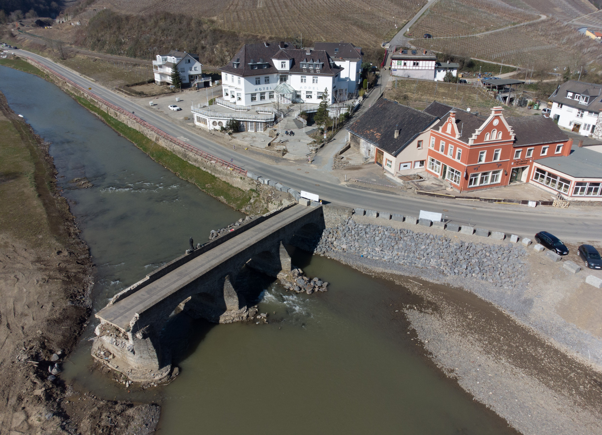 Die zerstörte, historische Bogenbrücke über die Ahr 