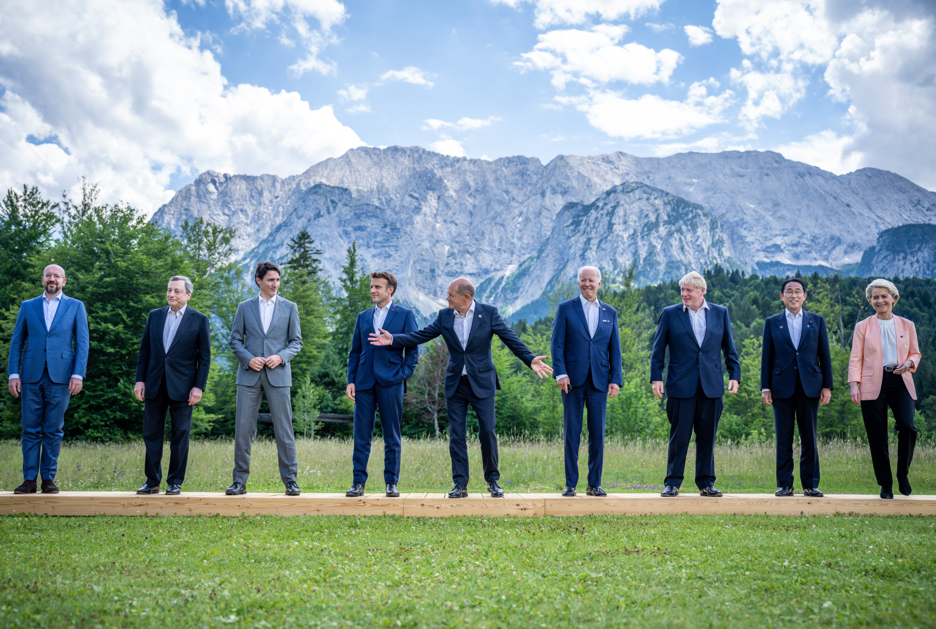Charles Michel, Präsident des Europäischen Rates, Mario Draghi, Ministerpräsident von Italien, Justin Trudeau, Premierminister von Kanada, Emmanuel Macron, Präsident von Frankreich, Bundeskanzler Olaf Scholz (SPD) , Joe Biden, Präsident der USA, Boris Johnson, Premierminister von Großbritannien, Fumio Kishida, Premierminister von Japan, und Ursula von der Leyen, Präsidentin der Europäischen Kommission (EU), stehen beim Familienfoto während des G7-Gipfels auf Schloss Elmau zusammen.