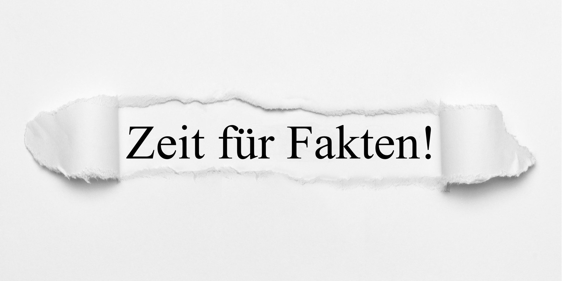 Die drei Wörter Zeit für Fakten sind auf weißen gerissenen Papier zu lesen