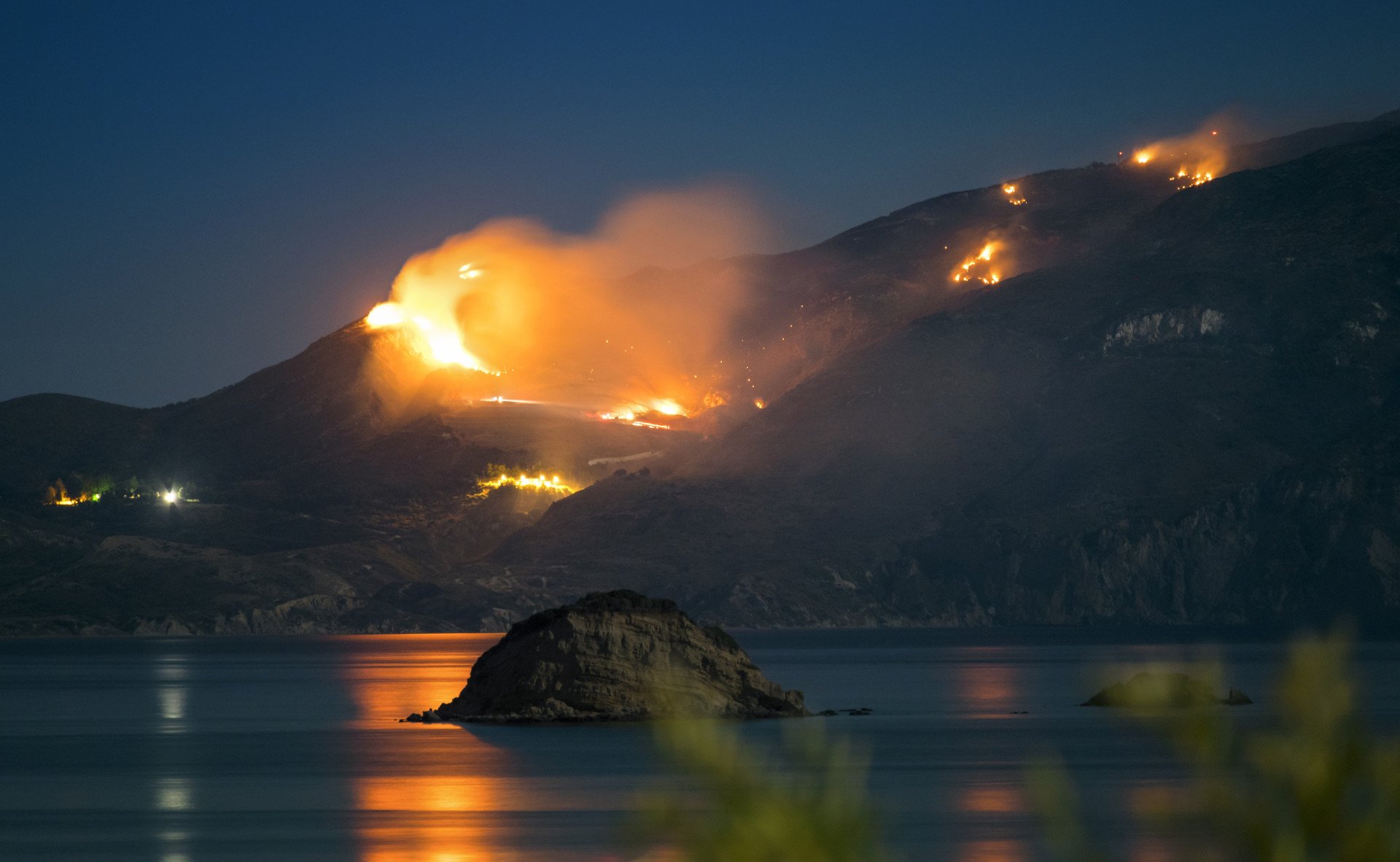  Wütender Waldbrand bei Nacht in Zakynthos, Griechenland