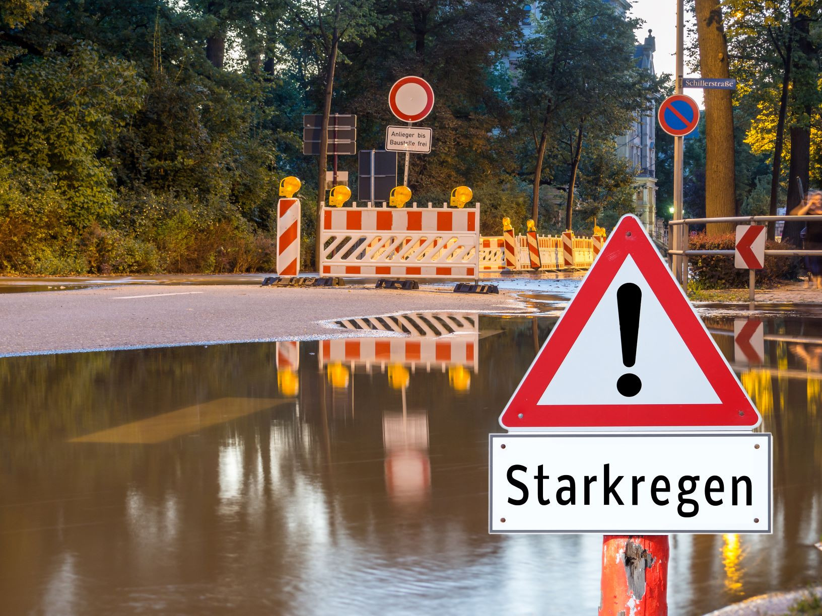 Durch Starkregen überflutete Straße.