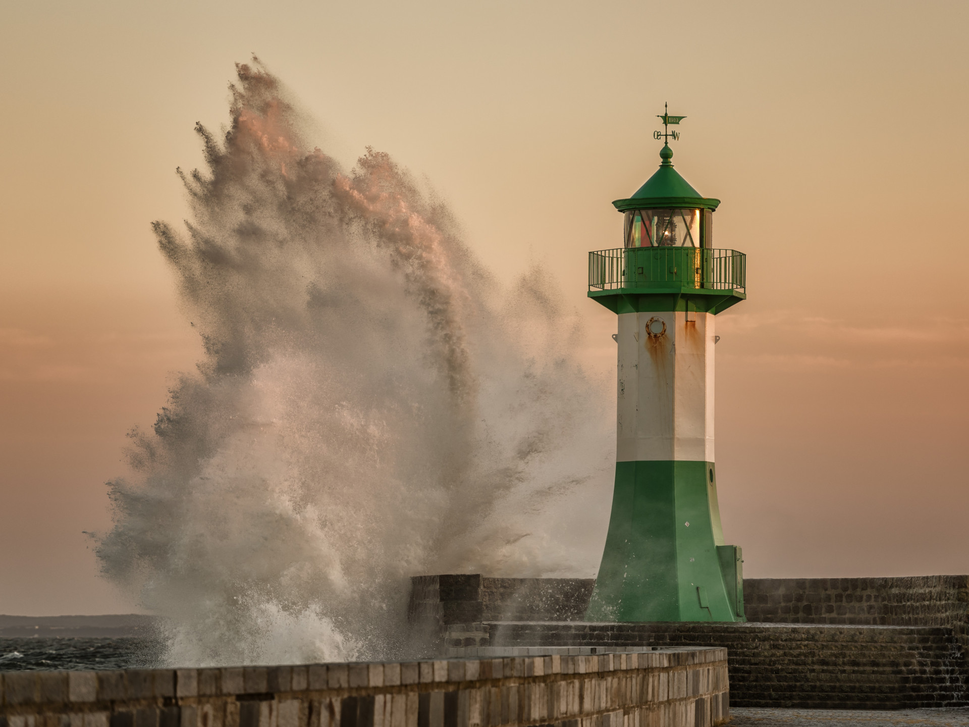 Climate change is also raging on German coasts. In summer it will be hotter, in winter especially wetter: storm surges are more frequent and more violent.